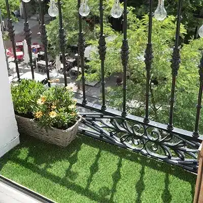 How to put artificial grass on the balcony